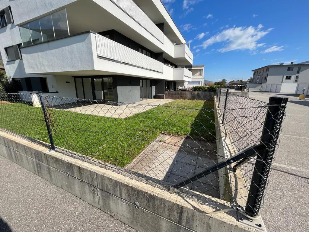 einem Zaun mit Kettenbindung vor einem Gebäude in der Unterkunft Ferienwohnung Fischerweg in Bodensdorf