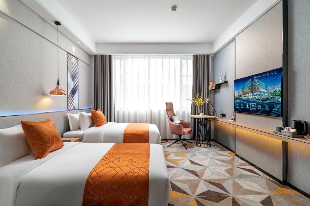 Postel nebo postele na pokoji v ubytování Jinshi Hotel
