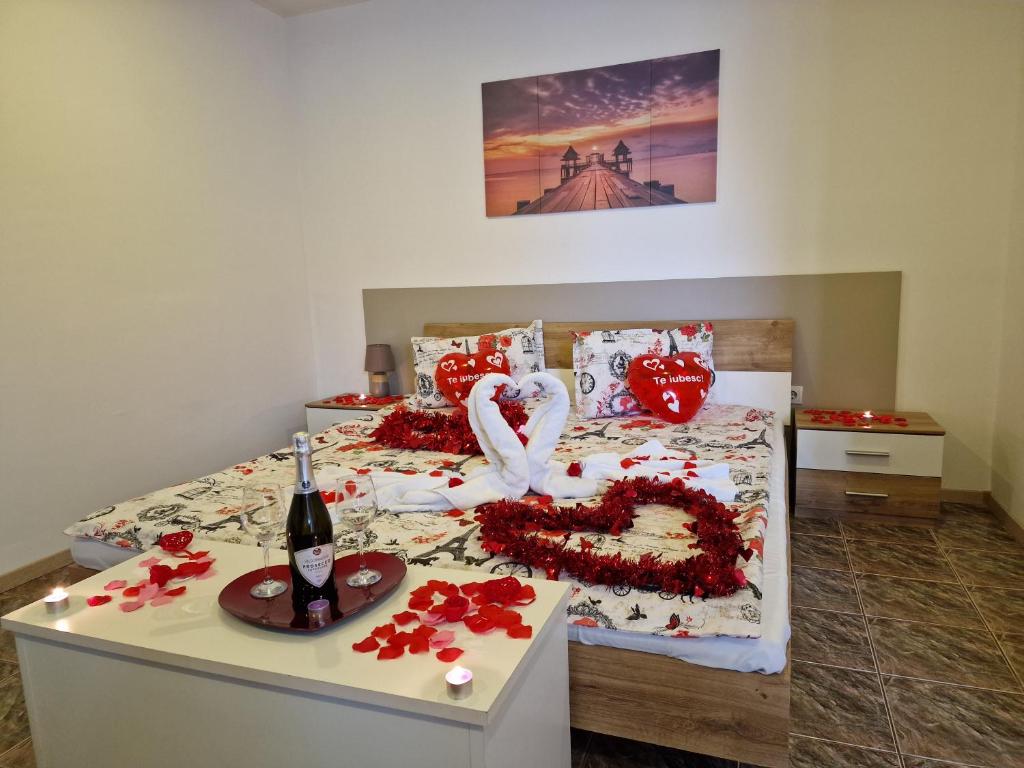 sypialnia z łóżkiem z sercem wykonanym z róż w obiekcie Pensiunea B&B Casa Italia w mieście Timişoara