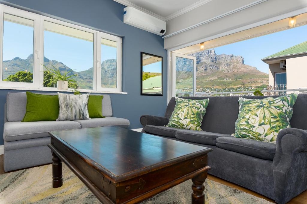 un soggiorno con divano e tavolino da caffè di Buitenhof 301 a Città del Capo