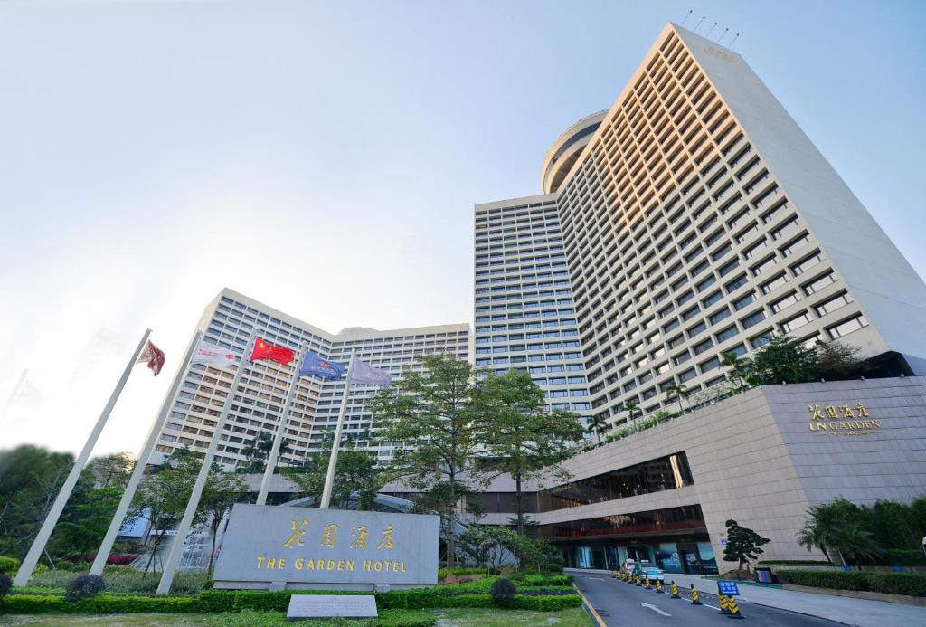 um grande edifício com uma estrada em frente em The Garden Hotel Guangzhou - Free shuttle between hotel and Exhibition Center during Canton Fair & Exhibitor registration Counter em Guangzhou