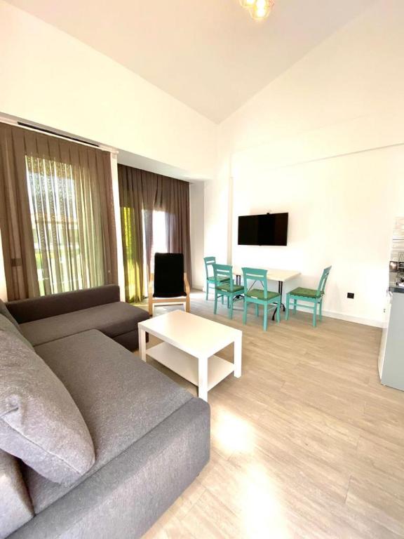A television and/or entertainment centre at İSTANBUL BEACH HOTEL SWEET HOME