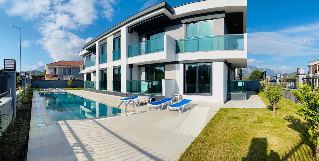 The swimming pool at or close to İSTANBUL BEACH HOTEL SWEET HOME