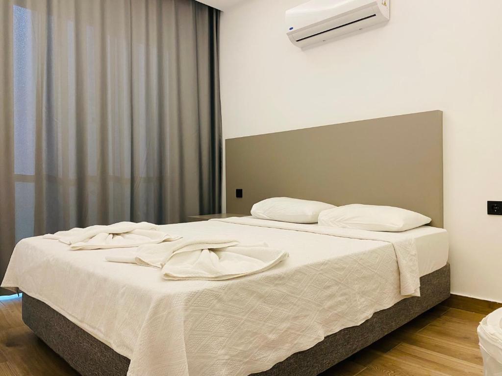 A bed or beds in a room at İSTANBUL BEACH HOTEL SWEET HOME