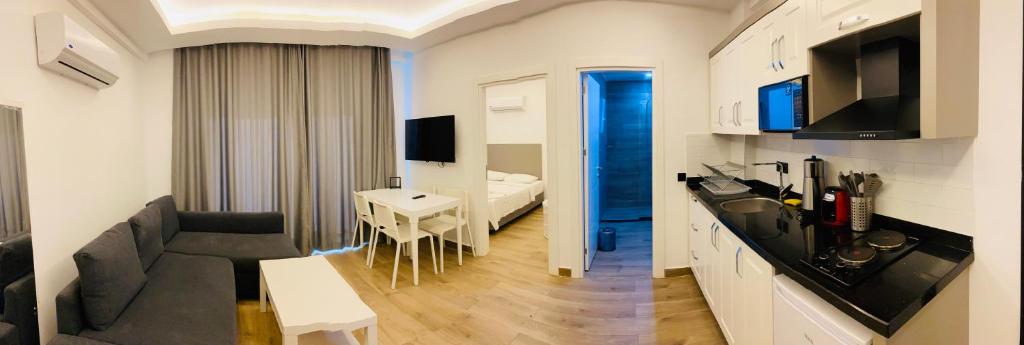 A television and/or entertainment centre at İSTANBUL BEACH HOTEL SWEET HOME