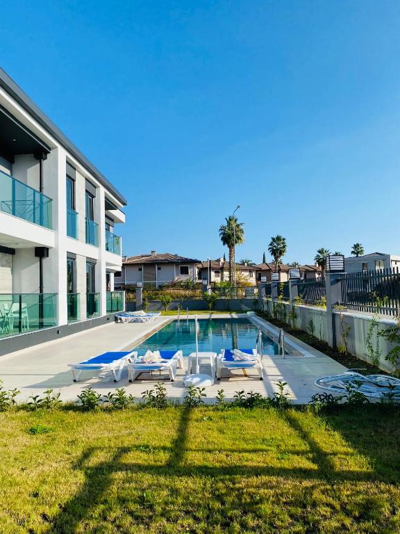 The swimming pool at or close to İSTANBUL BEACH HOTEL SWEET HOME