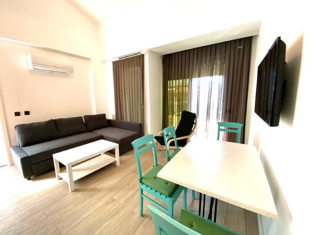 A television and/or entertainment centre at İSTANBUL BEACH HOTEL SWEET HOME