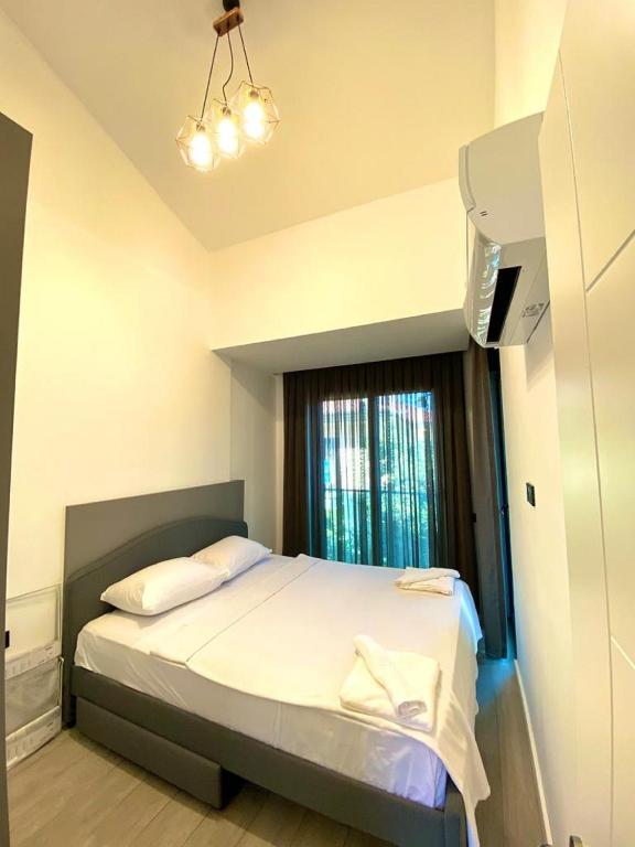 A bed or beds in a room at İSTANBUL BEACH HOTEL SWEET HOME