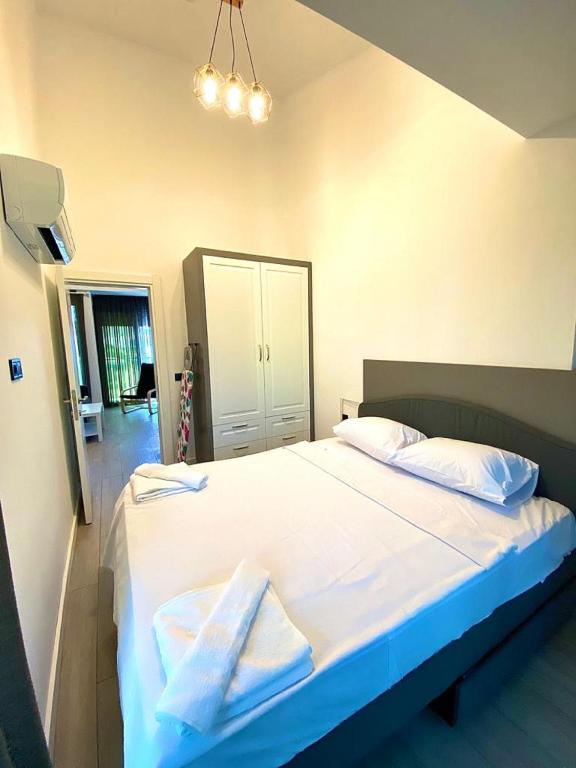 A bed or beds in a room at İSTANBUL BEACH HOTEL SWEET HOME