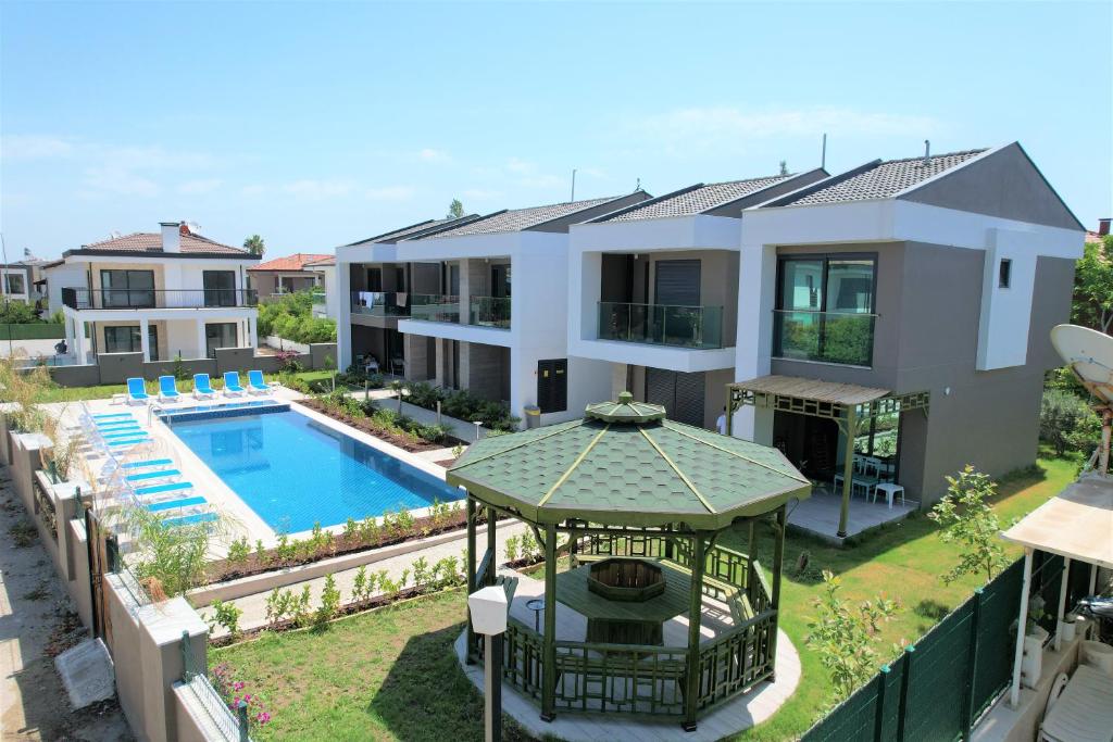 z góry widok na dom z basenem w obiekcie İSTANBUL BEACH HOTEL SWEET HOME w mieście Kemer