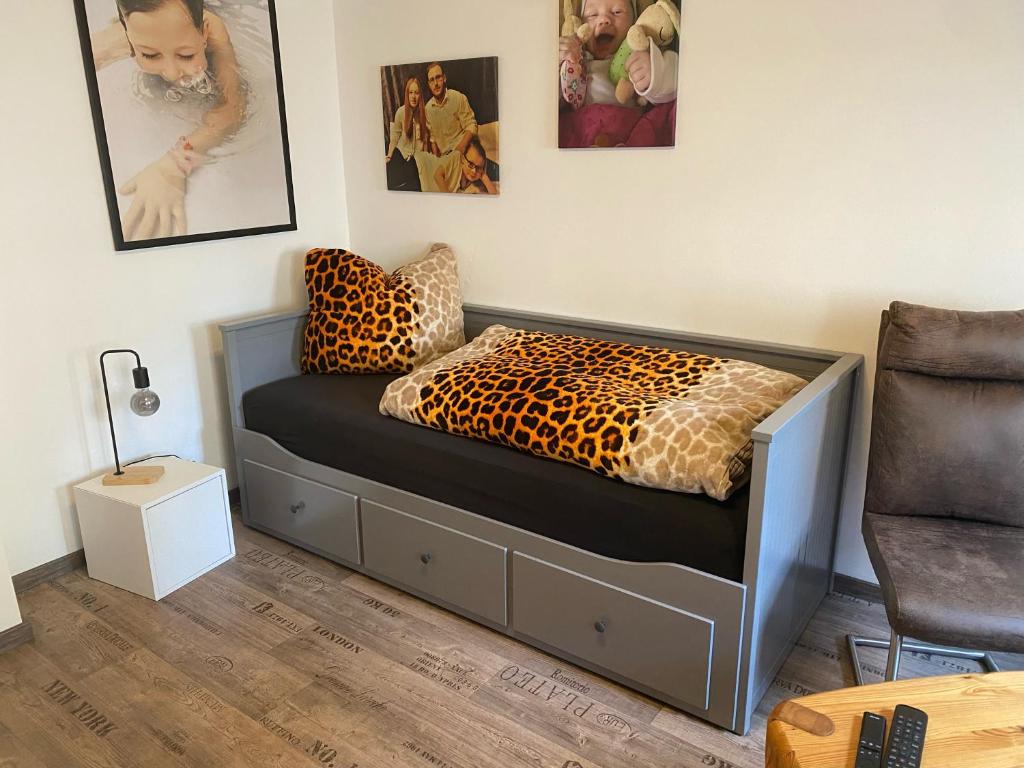 una camera da letto con un letto a stampa leopardata di Ferienwohnung sentio-comfortable Saalfeld a Saalfeld