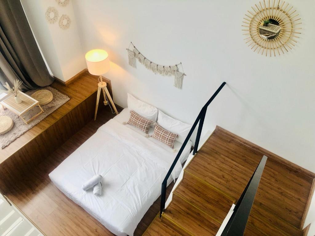1 dormitorio con cama y espejo en la pared en Minimalist Boho Loft,2-6pax, The Curve, IKEA, Bandar Utama, Damansara, en Petaling Jaya