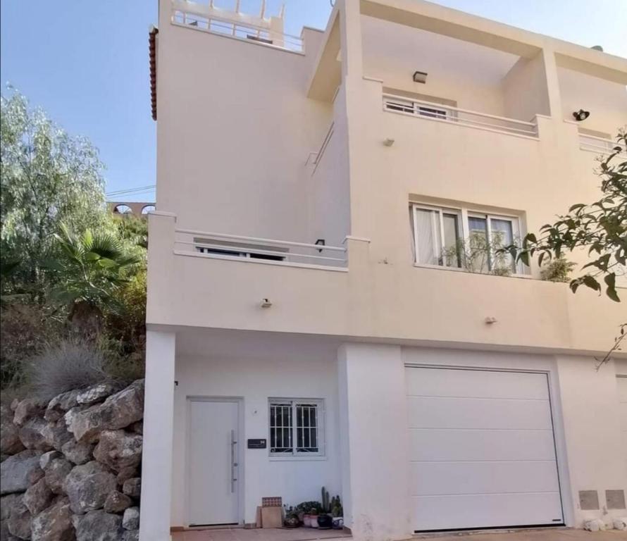 una casa bianca con garage di Exquisite modern 2-Bed House in El Pinar de Bedar a Bédar