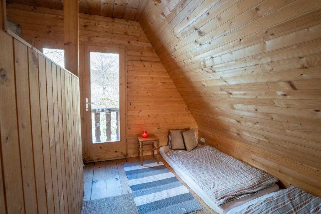 Postel nebo postele na pokoji v ubytování Bezgova Hišica