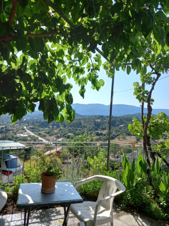 una mesa y sillas en un patio con vistas en Kassi's House, en Marantochori