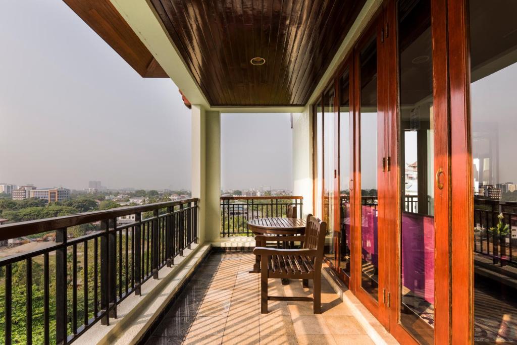 Balkoni atau teres di Hotel Chatrium Royal Lake Yangon