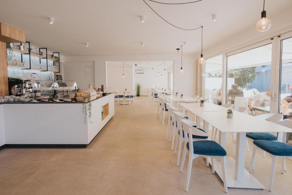 Reštaurácia alebo iné gastronomické zariadenie v ubytovaní Malo More Resort