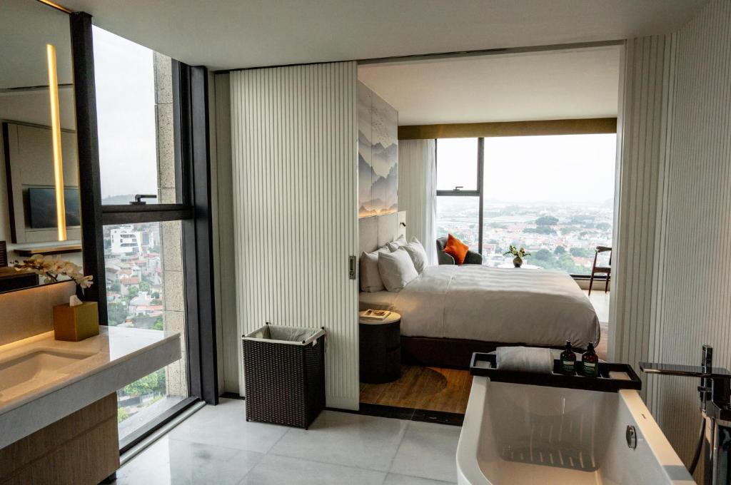 Crowne Plaza Vinh Yen City Centre, an IHG Hotel - Résidence King Premium Avec View Mountain