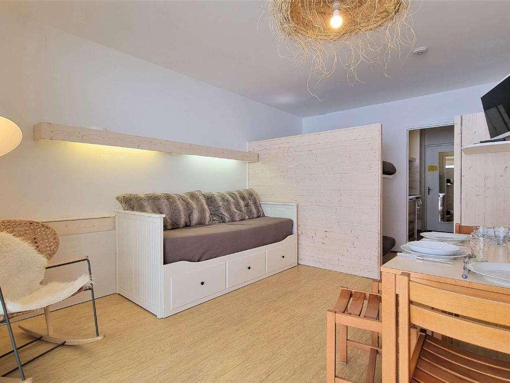 une chambre avec un lit dans le coin d'une pièce dans l'établissement Studio cosy au pied des pistes - 4 pers., Wifi gratuit, Parking inclus - FR-1-525-257, à Saint-Étienne-en-Dévoluy
