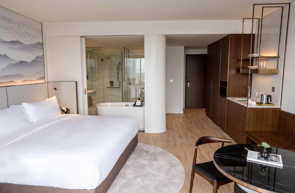 Crowne Plaza Vinh Yen City Centre, an IHG Hotel - Résidence King Premium Avec Balcon