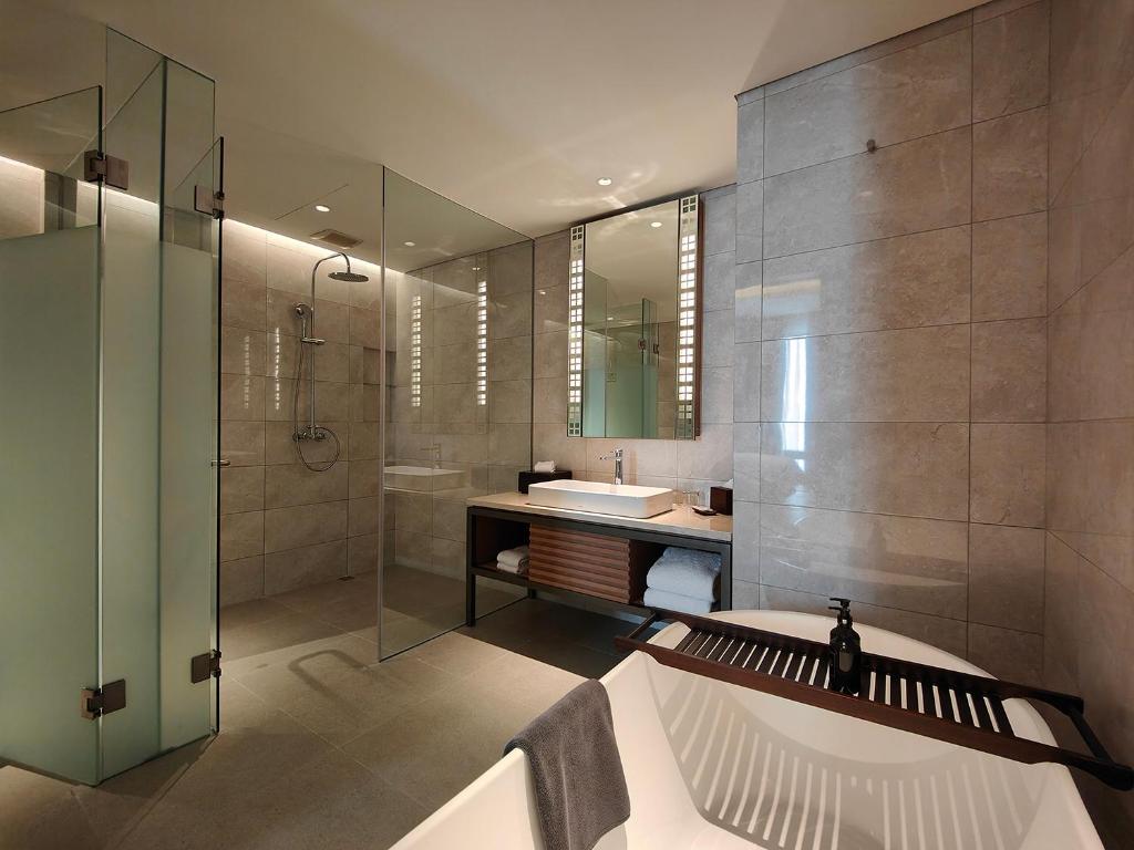 Koupelna v ubytování Ra Suites Simatupang