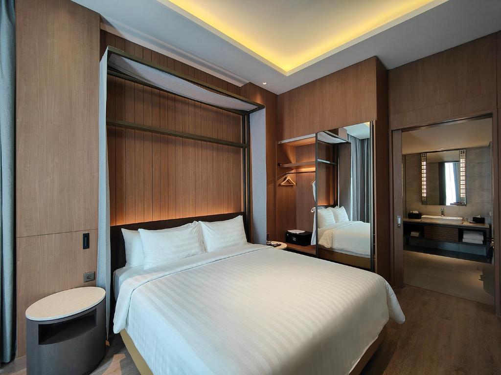 Postel nebo postele na pokoji v ubytování Ra Suites Simatupang
