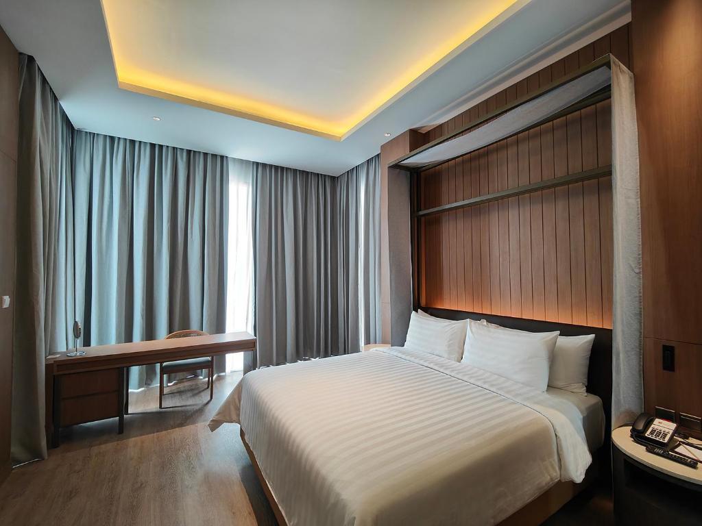 Postel nebo postele na pokoji v ubytování Ra Suites Simatupang