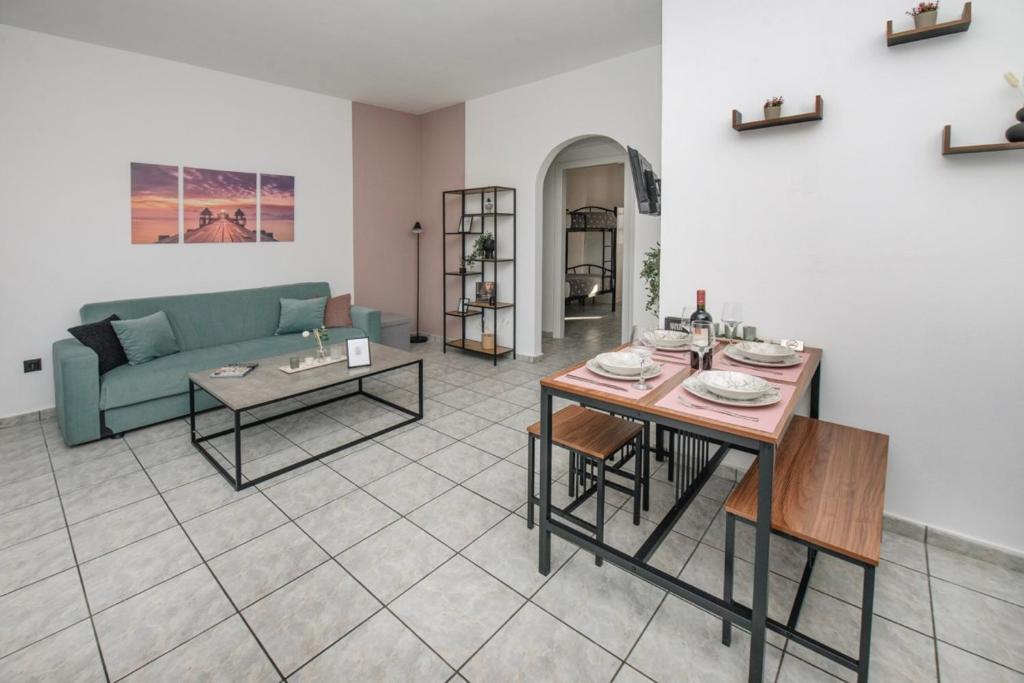 sala de estar con sofá y mesa en Ionian Luxury Apartments, en Perama
