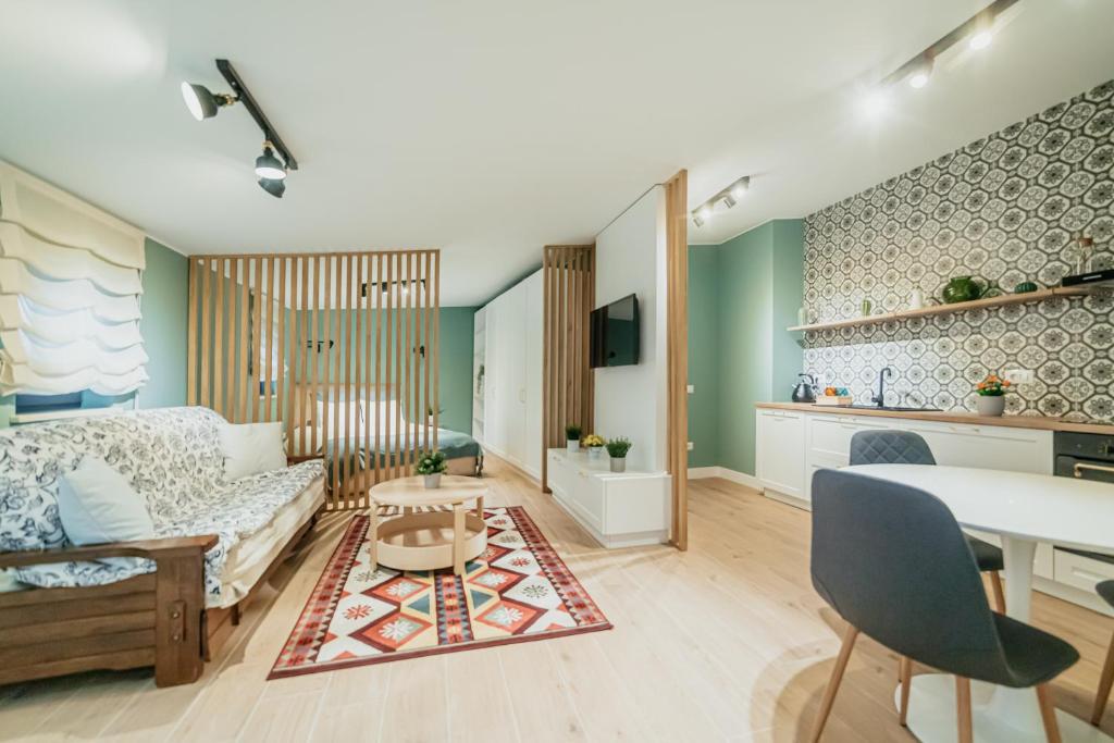 ein Wohnzimmer mit einem Sofa und einem Tisch in der Unterkunft Academy Home in Focşani