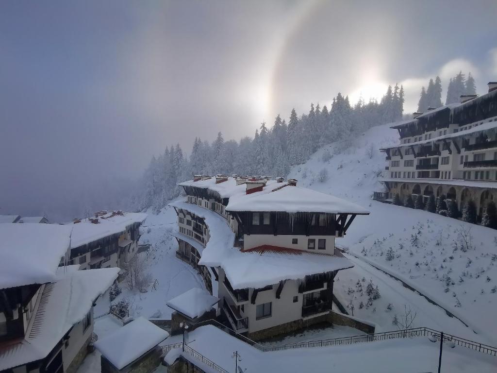 Viva 4 Apartment ski to the door complex Grand Monastery Pamporovo v zimě