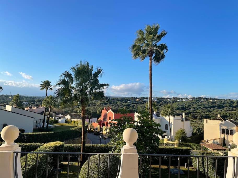 uma vista a partir da varanda de uma casa com palmeiras em Stunning house in La Reserva Golf Course em Sotogrande