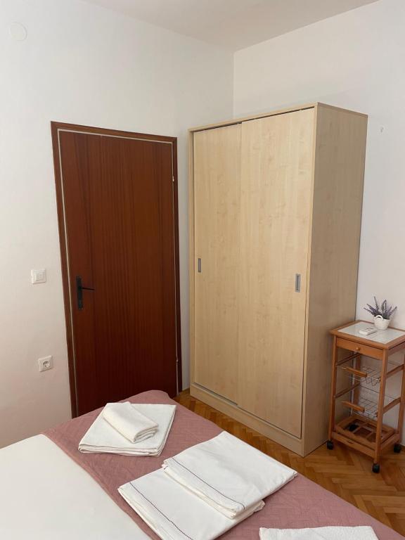 Postel nebo postele na pokoji v ubytování Apartmani Dragica