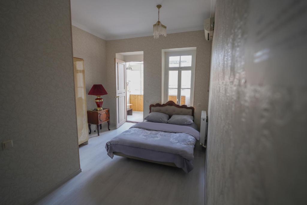 Llit o llits en una habitació de Leon Rooms