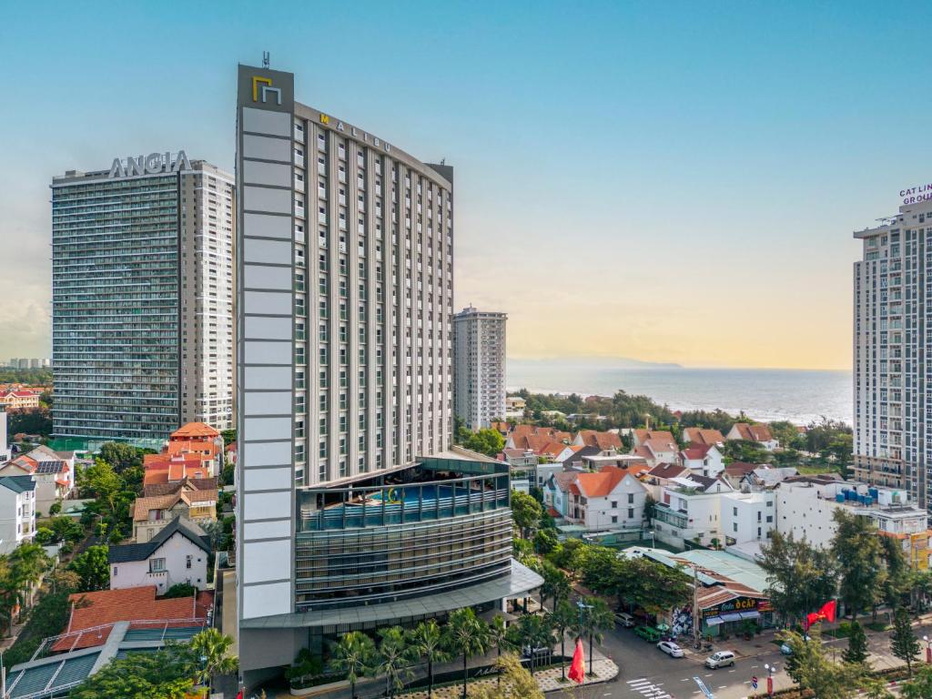 z góry widok na miasto z wysokimi budynkami w obiekcie The Malibu Hotel w mieście Vung Tau