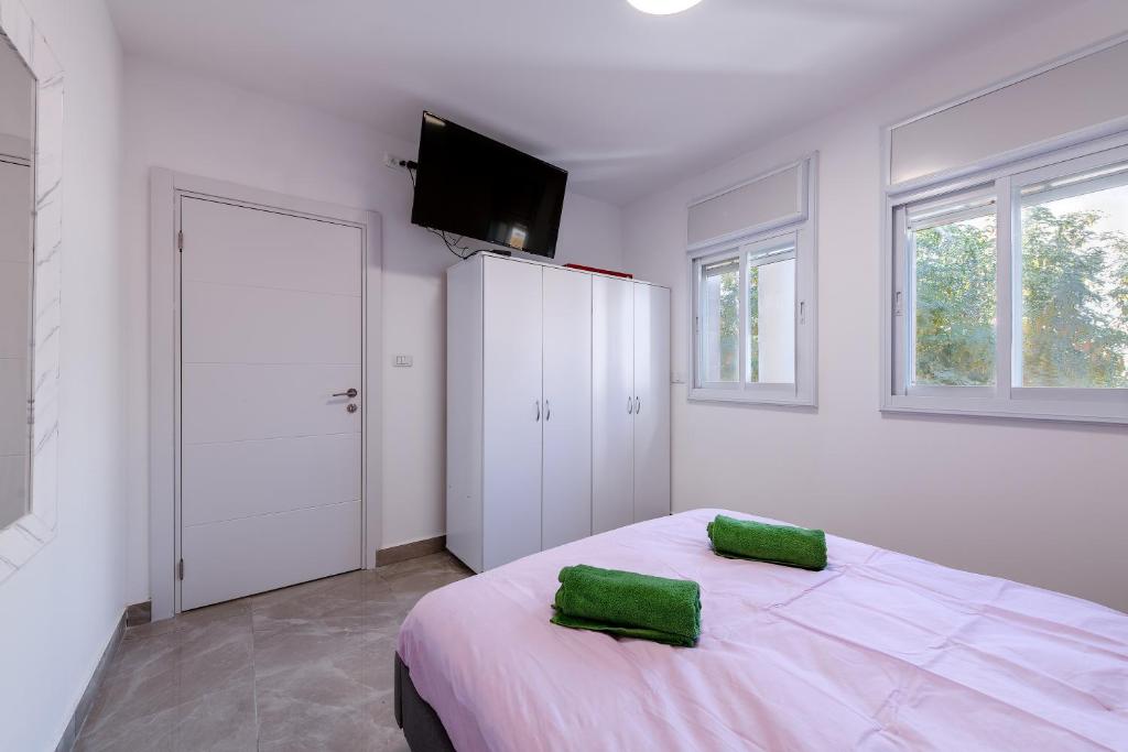 Postel nebo postele na pokoji v ubytování Ceasar suite at Royal Park Eilat