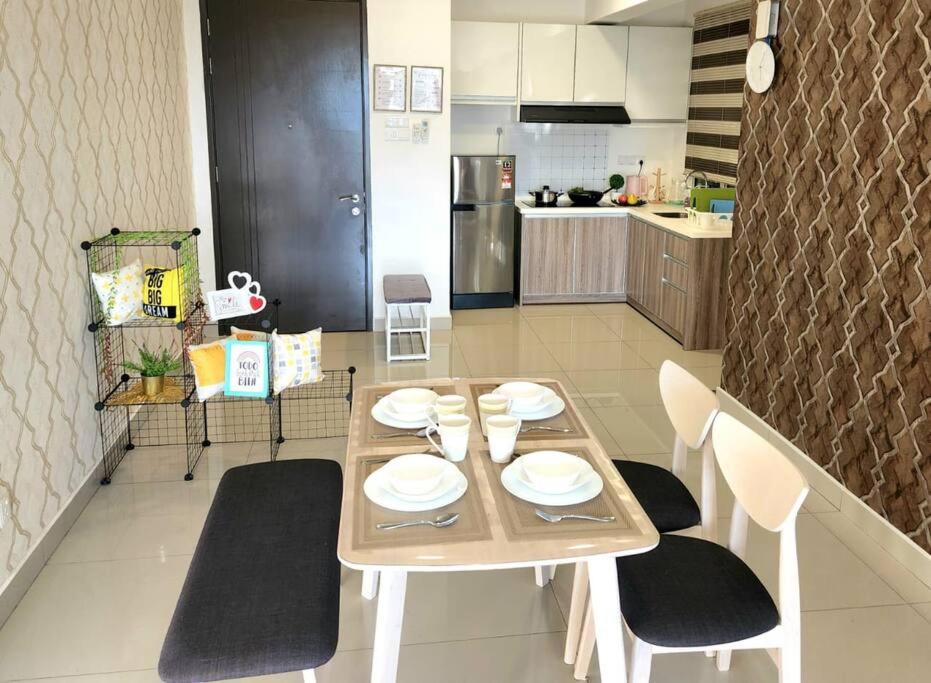 Kuchyň nebo kuchyňský kout v ubytování IPOH CITY CENTRE Majestic Homestay Pool View 3 mins Walking to Famous Food Places & 15mins to Old Town Ipoh by Happy Homestay