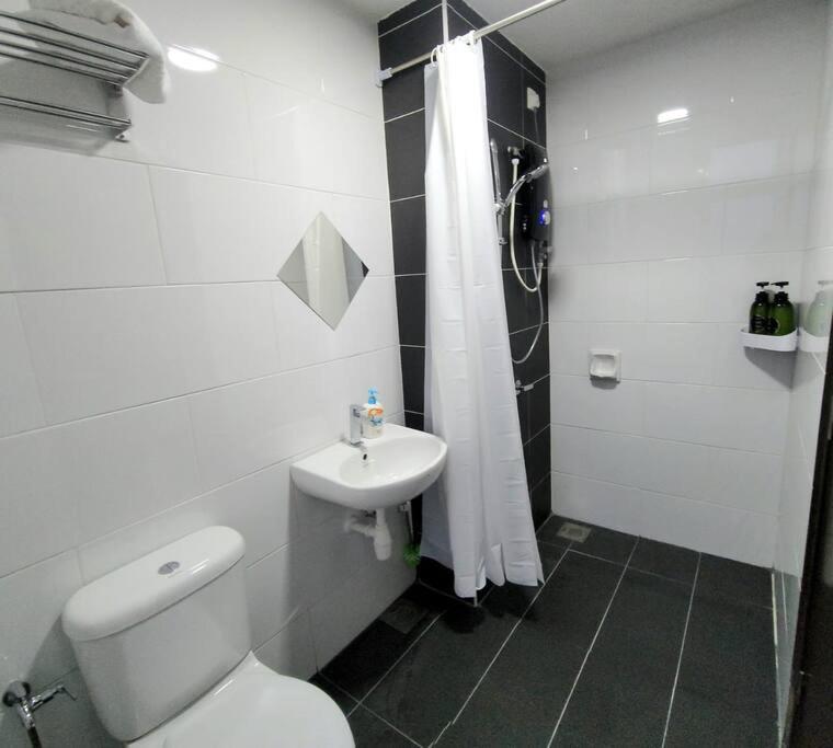 Koupelna v ubytování IPOH CITY CENTRE Majestic Homestay Pool View 3 mins Walking to Famous Food Places & 15mins to Old Town Ipoh by Happy Homestay