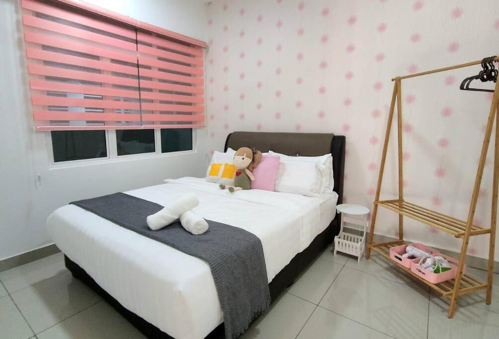 Postel nebo postele na pokoji v ubytování IPOH CITY CENTRE Majestic Homestay Pool View 3 mins Walking to Famous Food Places & 15mins to Old Town Ipoh by Happy Homestay