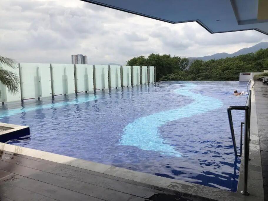 Bazén v ubytování IPOH CITY CENTRE Majestic Homestay Pool View 3 mins Walking to Famous Food Places & 15mins to Old Town Ipoh by Happy Homestay nebo v jeho okolí