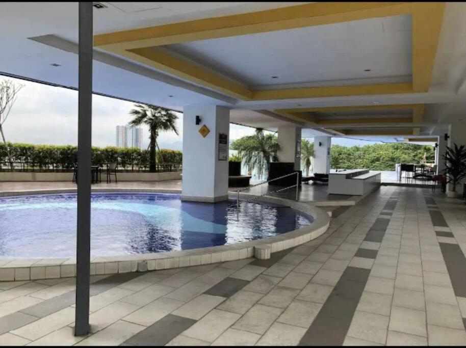 Bazén v ubytování IPOH CITY CENTRE Majestic Homestay Pool View 3 mins Walking to Famous Food Places & 15mins to Old Town Ipoh by Happy Homestay nebo v jeho okolí