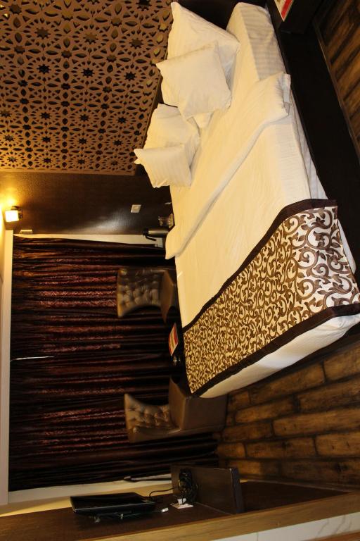 Postel nebo postele na pokoji v ubytování Saibaba International Hotel
