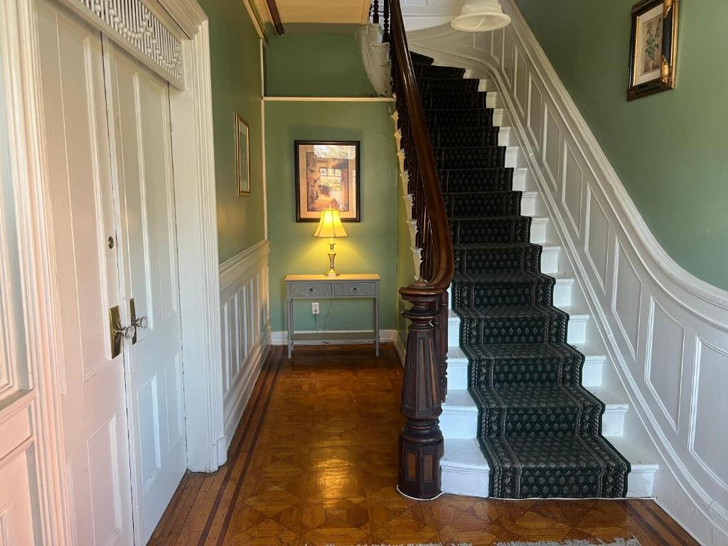 Foto dalla galleria di 1 Br Private Victorian Apt in convenient City location on 5 acre, sleeps 4 a Poughkeepsie
