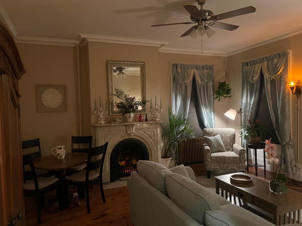 Area soggiorno di 1 Br Private Victorian Apt in convenient City location on 5 acre, sleeps 4