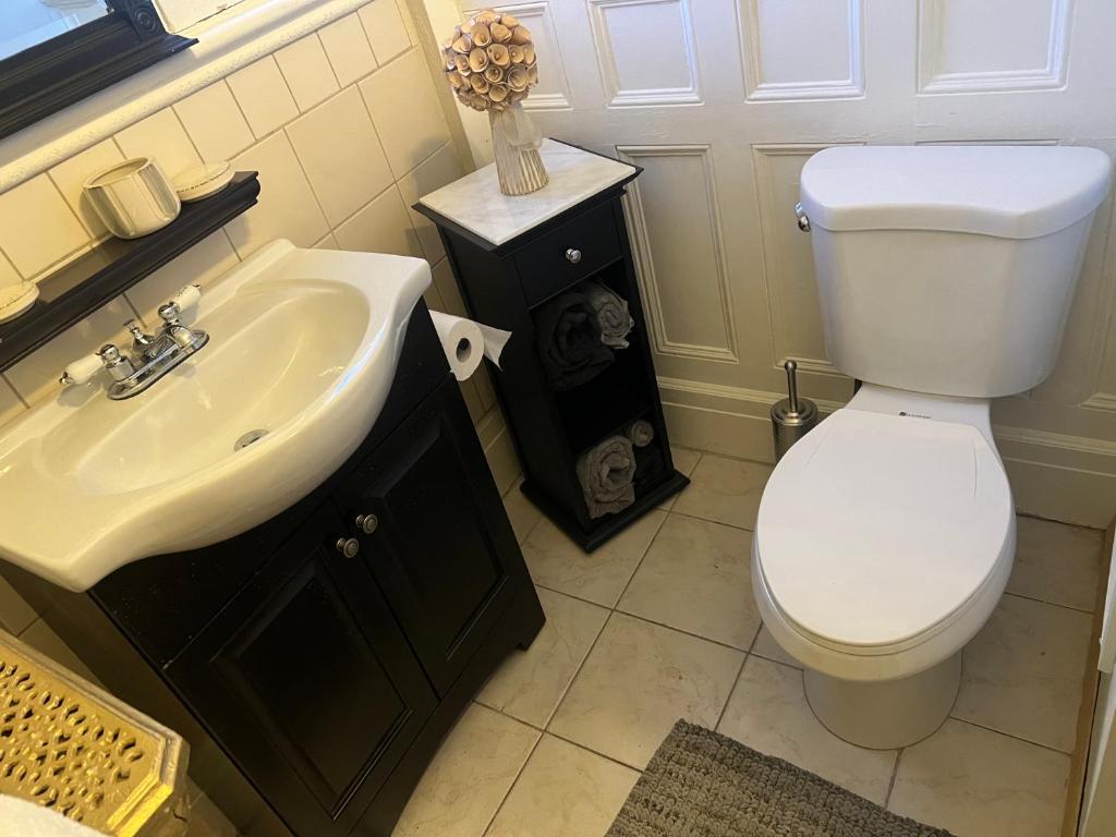 Bagno di 1 Br Private Victorian Apt in convenient City location on 5 acre, sleeps 4