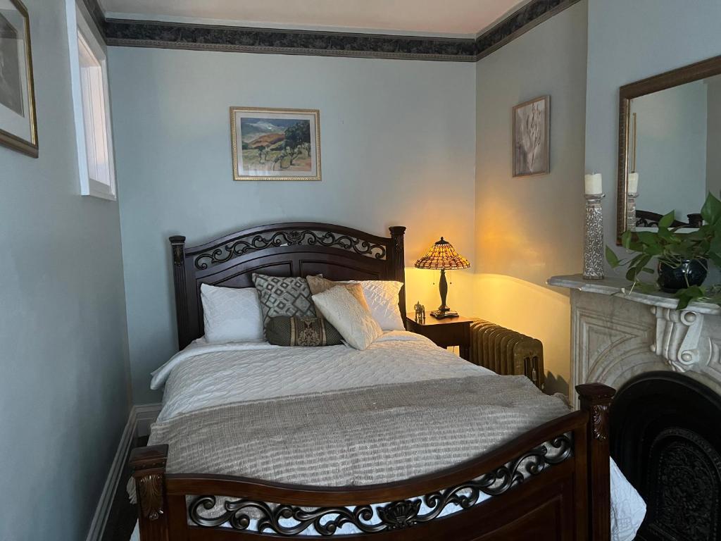 una camera con letto e camino di 1 Br Private Victorian Apt in convenient City location on 5 acre, sleeps 4 a Poughkeepsie