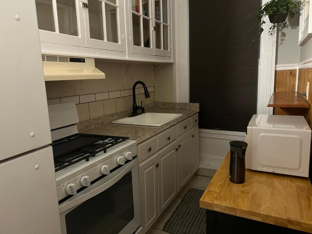 Cucina o angolo cottura di 1 Br Private Victorian Apt in convenient City location on 5 acre, sleeps 4
