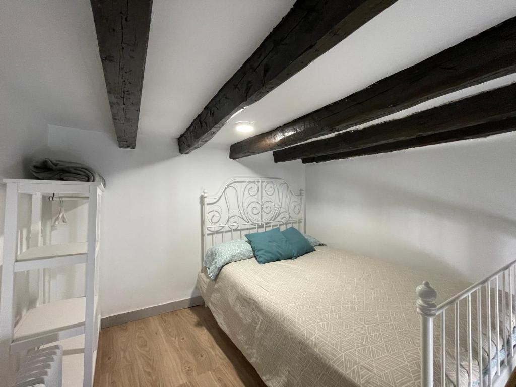 sypialnia z łóżkiem i drewnianą podłogą w obiekcie Acogedor apartamento exterior con balcón en el Barrio de Chueca, Gran Vía con aire acondicionado w Madrycie