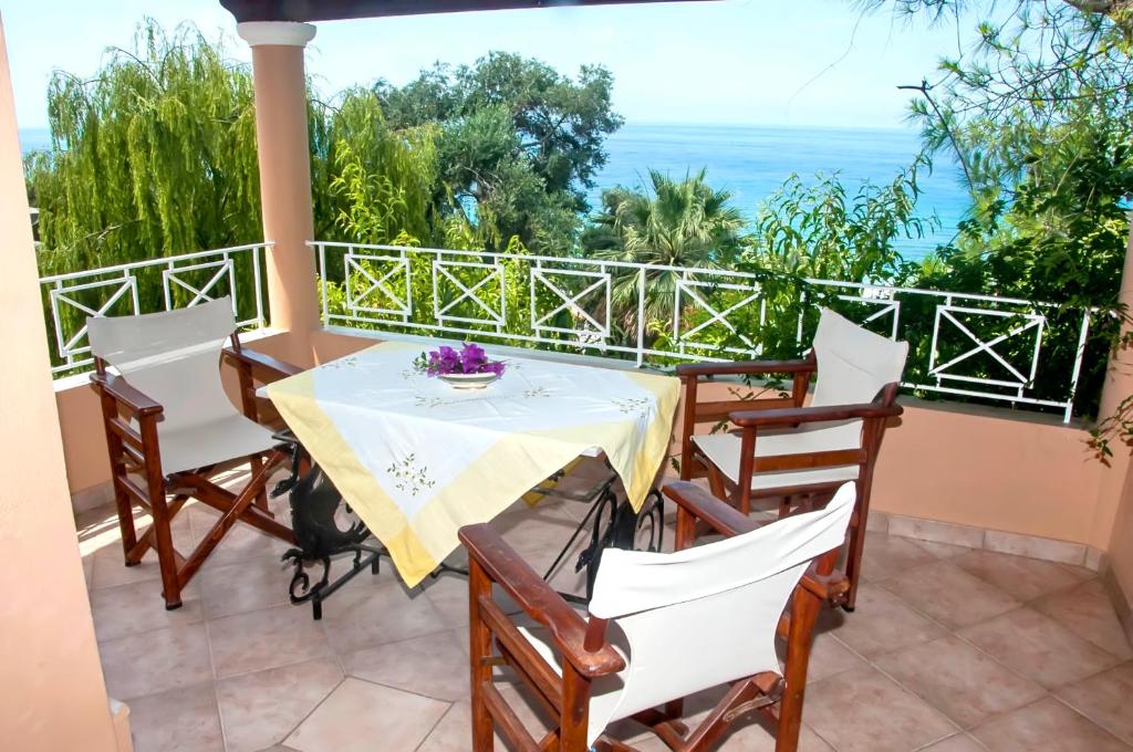 Restorāns vai citas vietas, kur ieturēt maltīti, naktsmītnē Large apartment Tonia with sea view - Pelekas Beach, Corfu