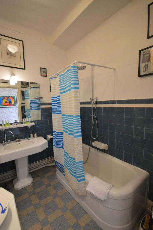 Kúpeľňa v ubytovaní Art Deco 2 Bd Apartment Forville