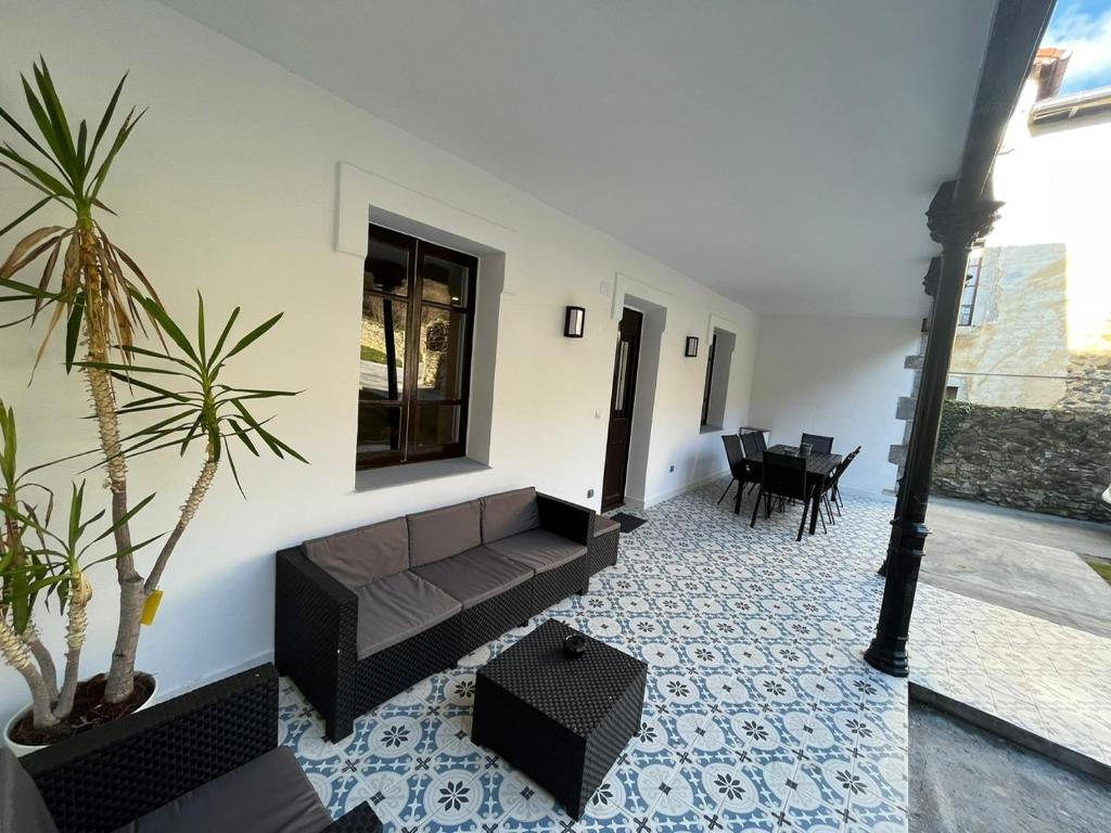 a living room with a couch and a table at Casa Vizcaya in Lanestosa